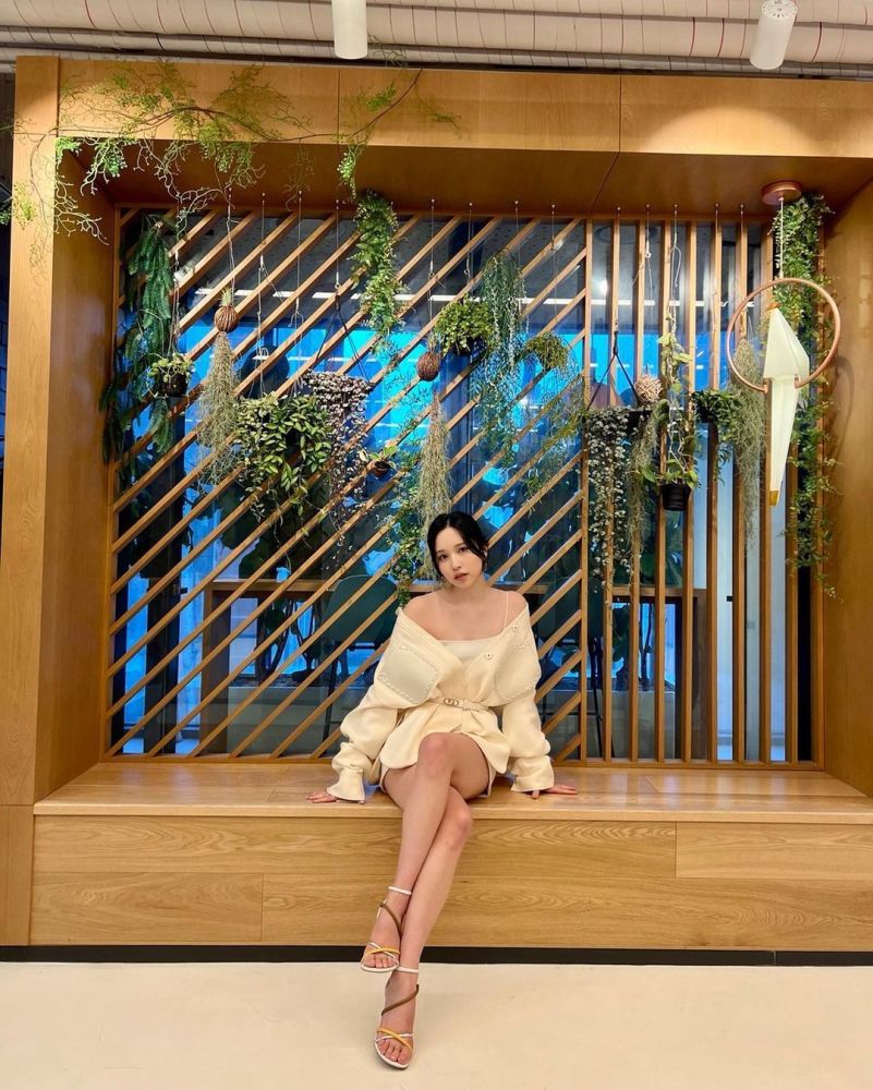 奢华的锁骨线条twice名井南公开近况迷你短裙秀出优越大长腿