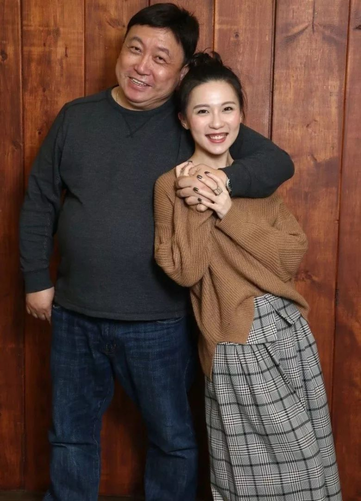 导演王刚跟女儿合拍大片,亲自捧都捧不红,颜值身高都没优势啊!插图1