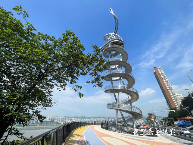 重庆绿皮火车的拍摄攻略:九龙坡长江灯塔下的黄桷坪步道一线