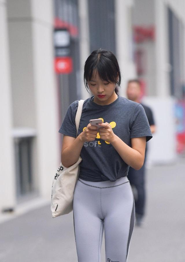 一貌倾城的瑜伽裤美女,选择简单个性的着装,增高显瘦