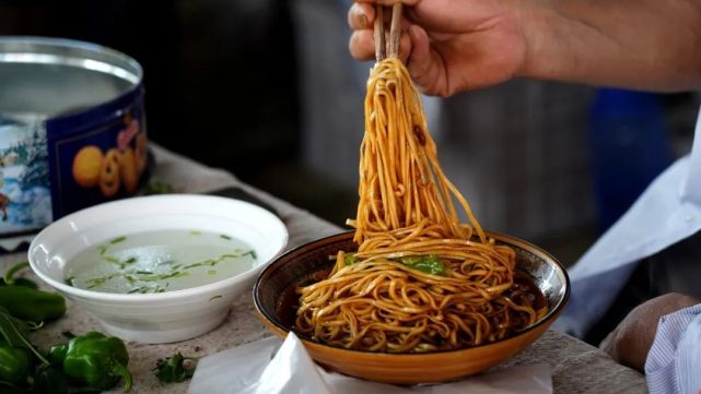 蟹黃湯包,老爐燒餅,蓋澆盤水面,野菜扁食……這些縈繞於唇齒間的家鄉