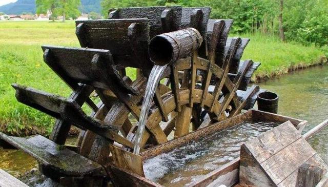 俗话说"小满动三车",在这里,"三车"指的是水车,油车和丝车.