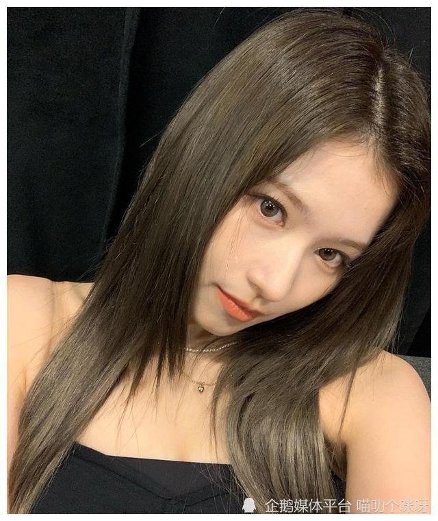 twice成员sana晒近照平滑的肩部曲线展现致命美感