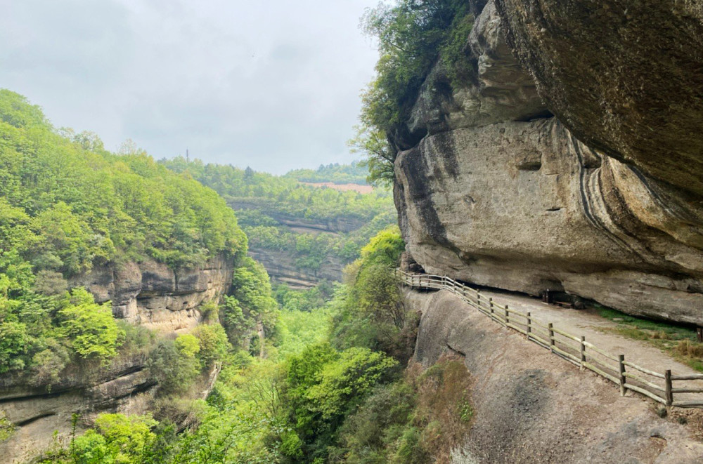请把你的腿借给我这里是剑门关大自然的鬼斧神工险峻惊奇