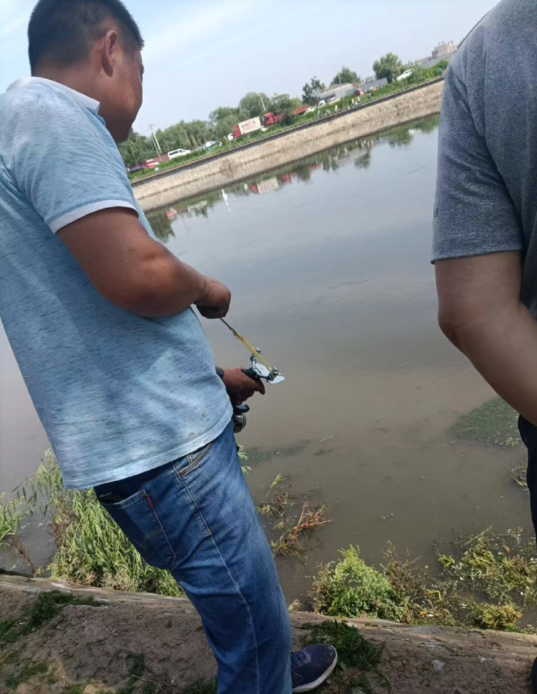 去年,就有微博网友反映,通州凉水河畔有人使用弹弓弹射鱼鳔捕鱼