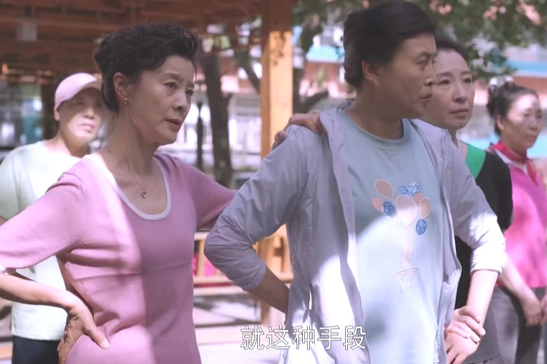 扮演唐大妈的演员名叫冯军,网上对她的介绍很少,但绝对是热播剧里常客