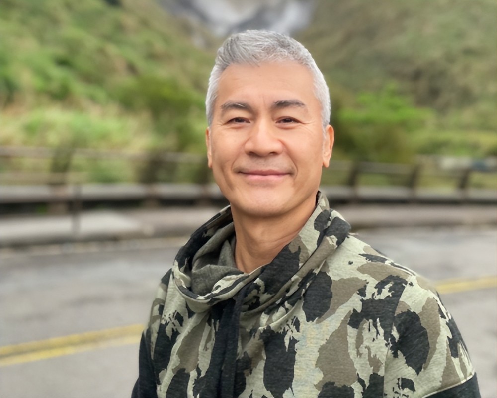 黄文豪移居美国近况,住独栋别墅生活惬意,59岁满头白发难掩帅气_腾讯