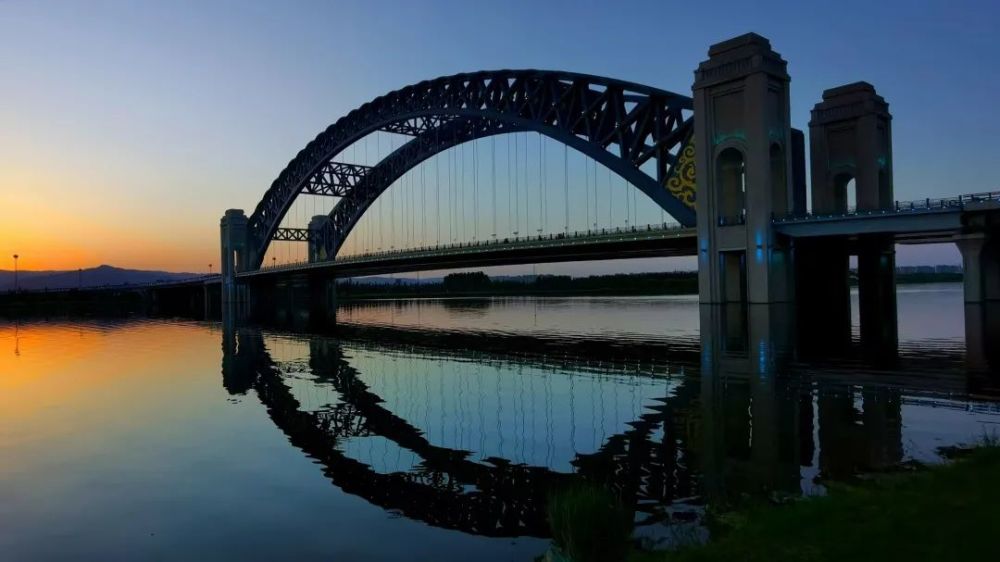 晉陽橋,太原市跨汾河第19座大橋,雙向8車道,全寬47.5米.