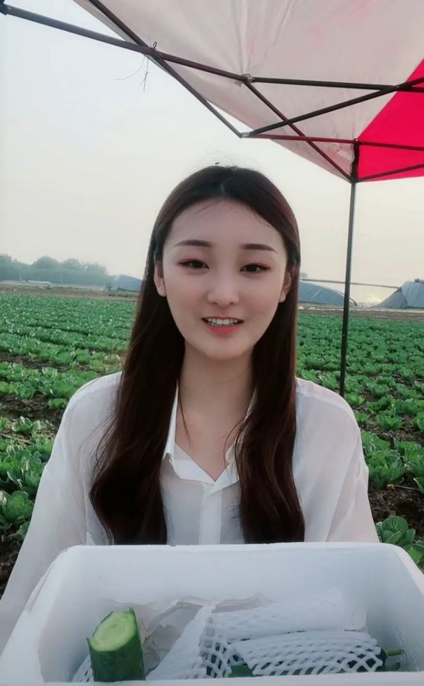 大衣哥前儿媳妇陈亚男直播痛哭:我是在助农,你们为啥还不放过我插图