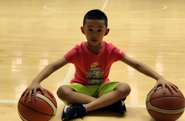 杜锋儿子加盟北京首钢广东和首钢一对冤家从此一笑泯恩仇秦晓雯干得