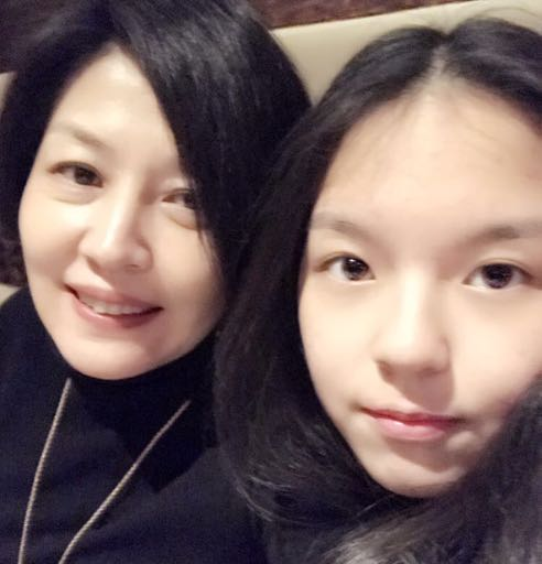 哈文晒合影为女儿庆生,素颜出镜超显疲惫,李咏去世三年她苍老许多