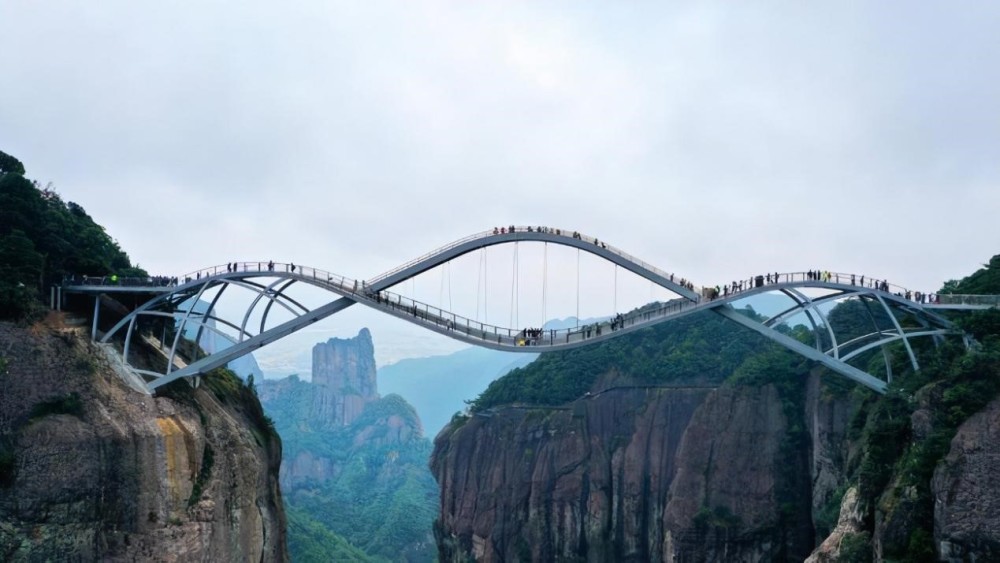 老外来中国旅游看到浙江神仙居如意桥赞叹比外星世界还好看