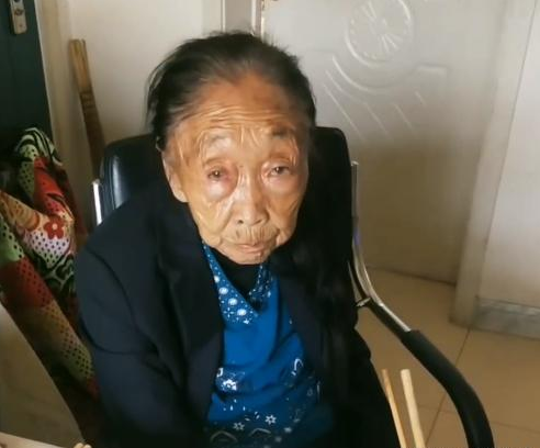李玉成低头吃饭面露不悦,马玉琴坐屋里生闷气,吵架原因很尴尬!