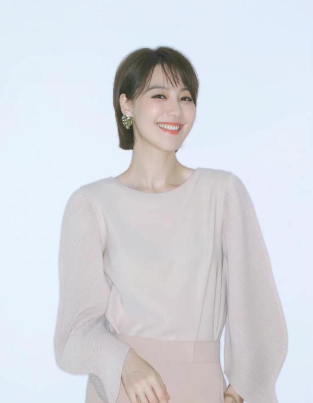 主持人王冠和曹可凡傳緋聞39歲未婚愛真的幸福嗎