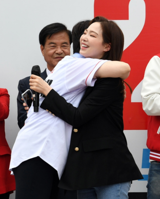 台球美女车侑蓝二次退役!韩国球队集体欢送,未来将成尹锡悦身边人