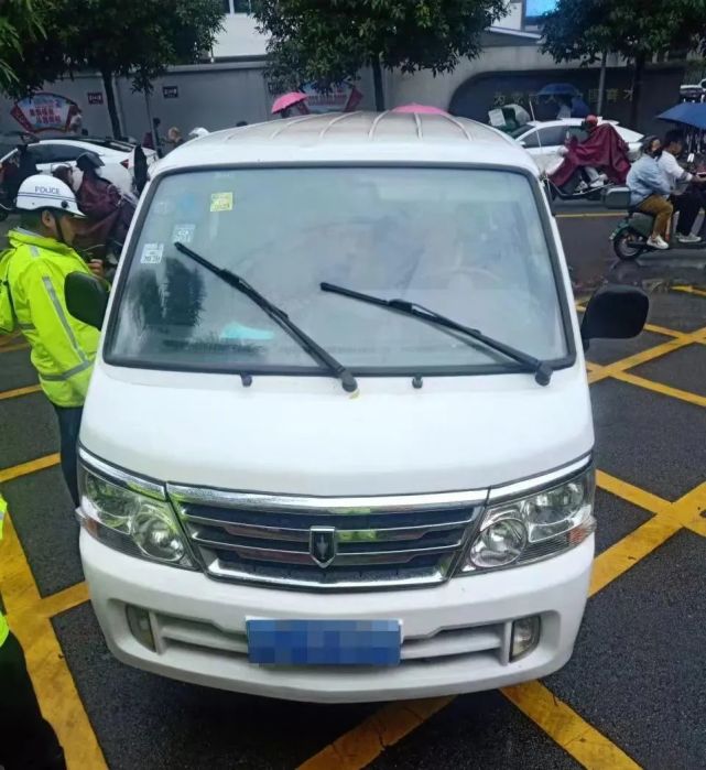 两辆"黑校车"被查获,重罚万元!别拿孩子生命当儿戏!