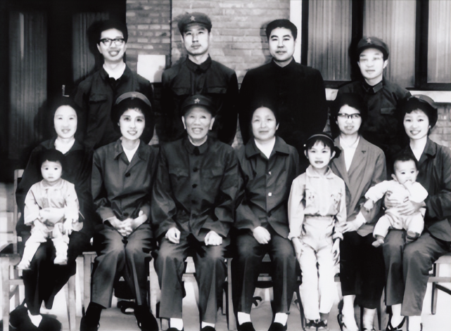 广州解放后一战士从报纸上认出父亲,指导员:别闹,这可是兵团司令