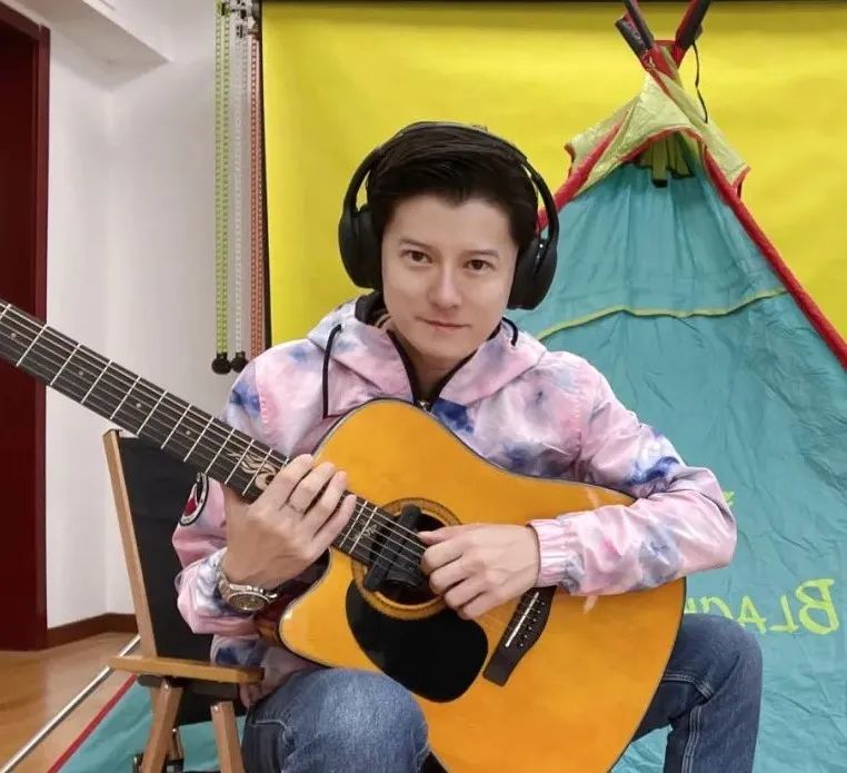 为保证直播主持人mrq小强在电台睡帐篷