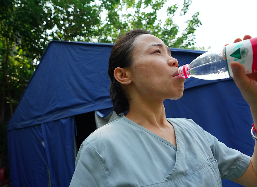 现场直击周末北京高温大白防护服下汗透重衣