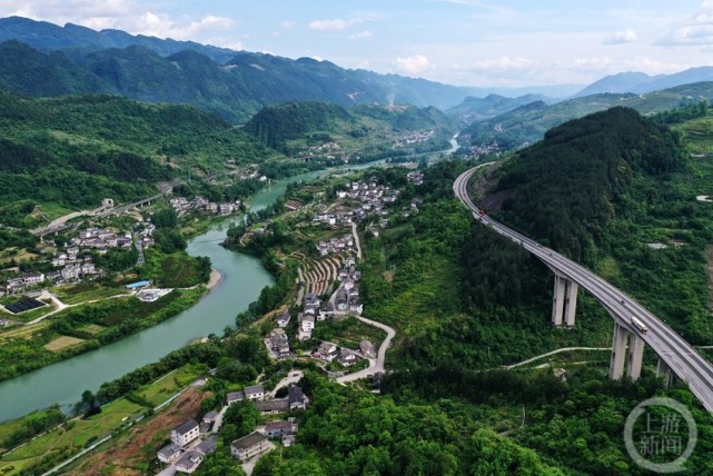 5月20日,重庆市黔江区,汽车行驶在位于阿蓬江畔的渝湘高速公路上.