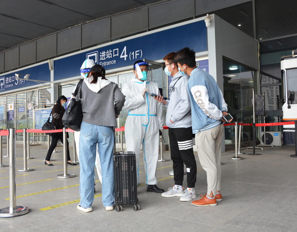 5月21日,工作人员在西宁站进站口查验旅客信息并介绍相关防控措施.