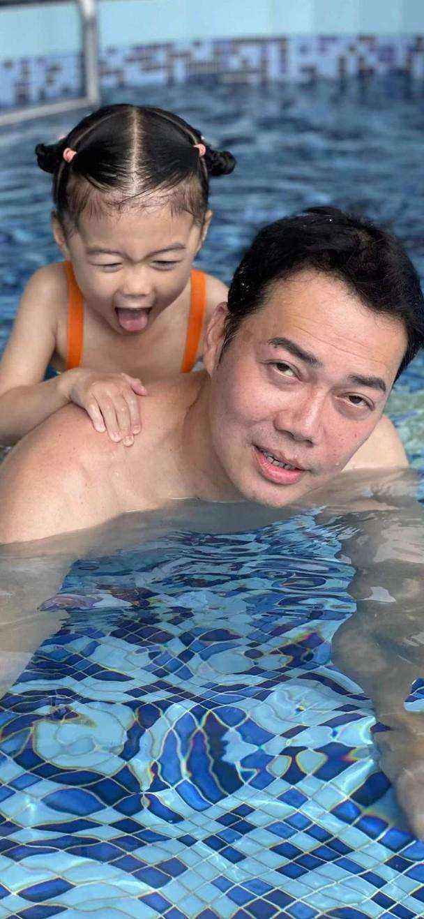 近日,港媒曝出了谢天华的近况,趁着子女在开学前,作为二十四孝爸爸的