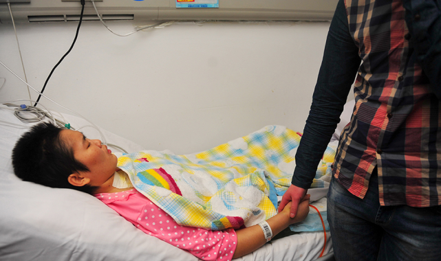 新疆女孩突患重病脑积水昏迷男友不离不弃用爱创造奇迹