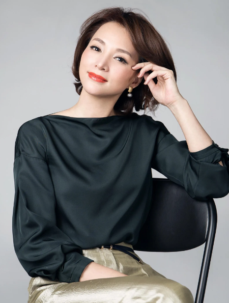 董卿近照变样不敢认面容憔悴下巴尖穿花色旗袍瘦到脱相