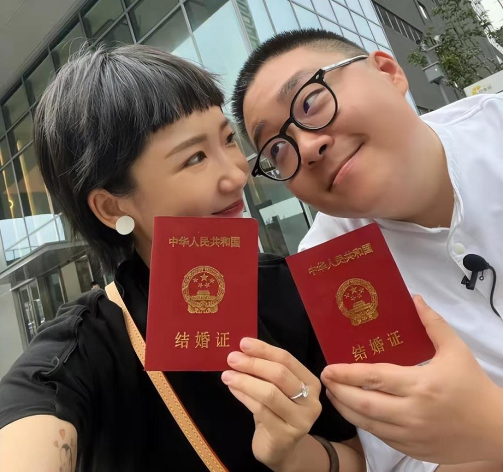 曬出的照片裡,郝劭文和老婆一人拿著一本結婚證,小兩口臉上都是抑制不