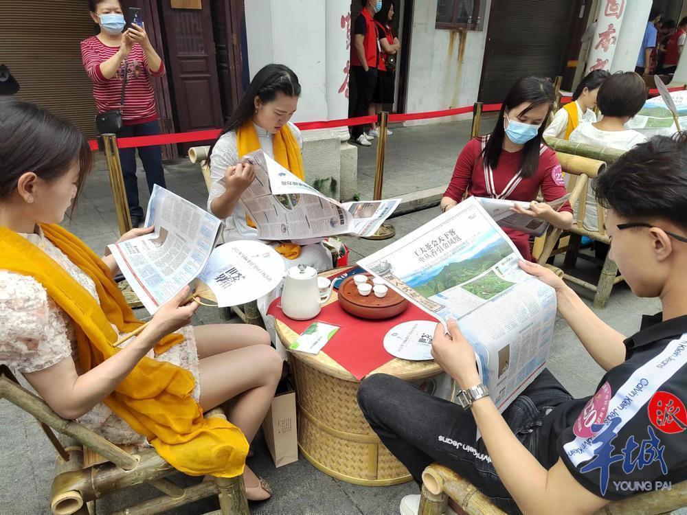 图集喝茶看报帅哥美女热捧羊城晚报潮人文脉潮州工夫茶大会特刊