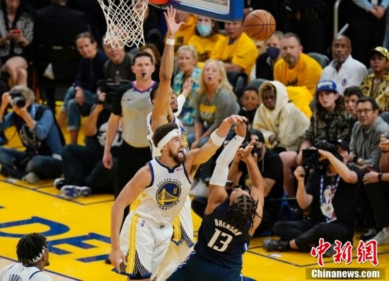 当日,在2021-2022赛季美职篮季后赛西部决赛第二场比赛中,金州勇士队