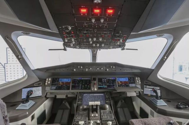 图为民用客机驾驶舱内的现代地图cr929型飞机明面由中国和俄罗斯共同