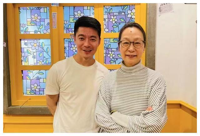 老戏骨奚美娟近况曝光!无名指戴戒指金镯亮眼,离婚28年独自带娃