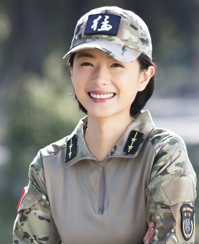 万茜气质出众,属于耐看型美女,尤其短发的她,笑起来更加和蔼可亲.