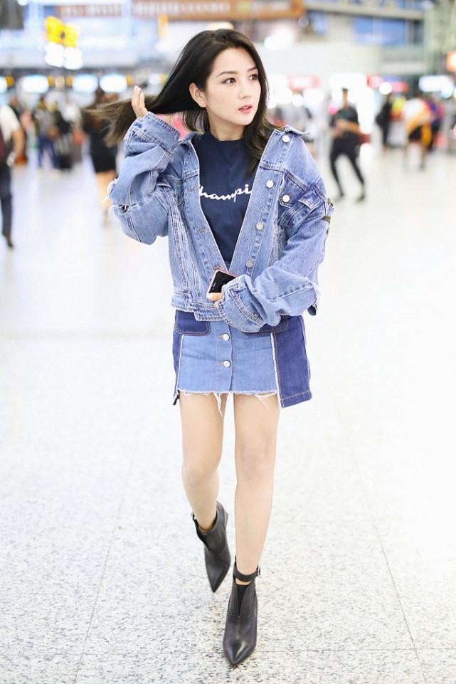 何洁穿牛仔装还挺少女的,夹克配半裙清新简约,身材微胖也迷人插图1