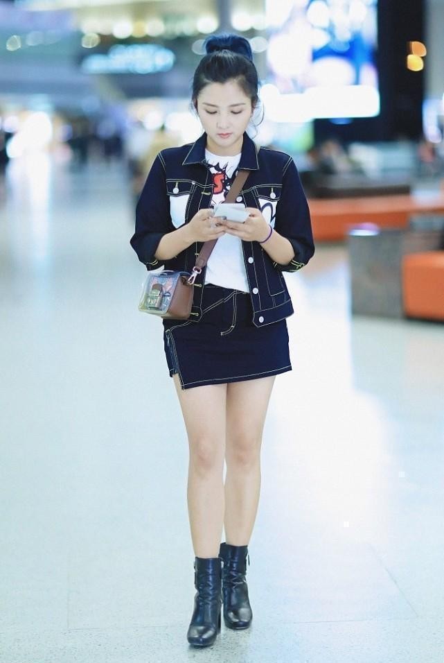 何洁穿牛仔装还挺少女的,夹克配半裙清新简约,身材微胖也迷人插图7