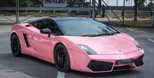 美女520喜提樱花粉兰博基尼,车价超过600万,运送方式很浪漫