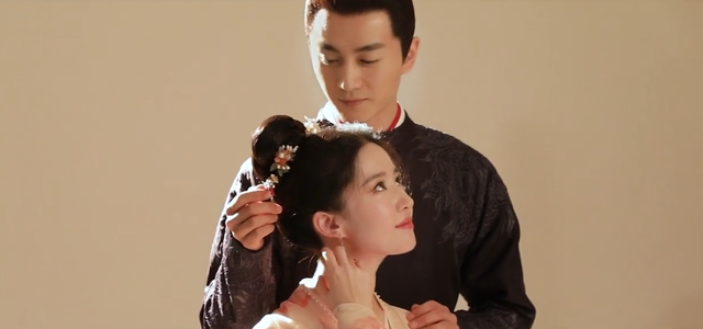 刘亦菲陈晓片场互动太甜深情对望眼神拉丝贴额头拥抱旁若无人