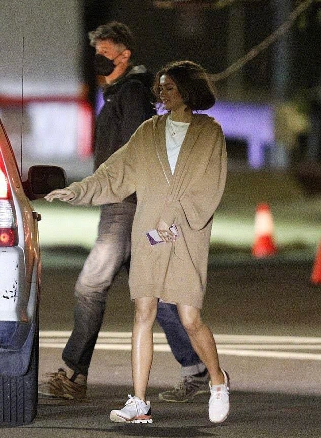 亢奋女星赞达亚拍夜戏超敬业白t黑短裤超迷人新片饰演女教练