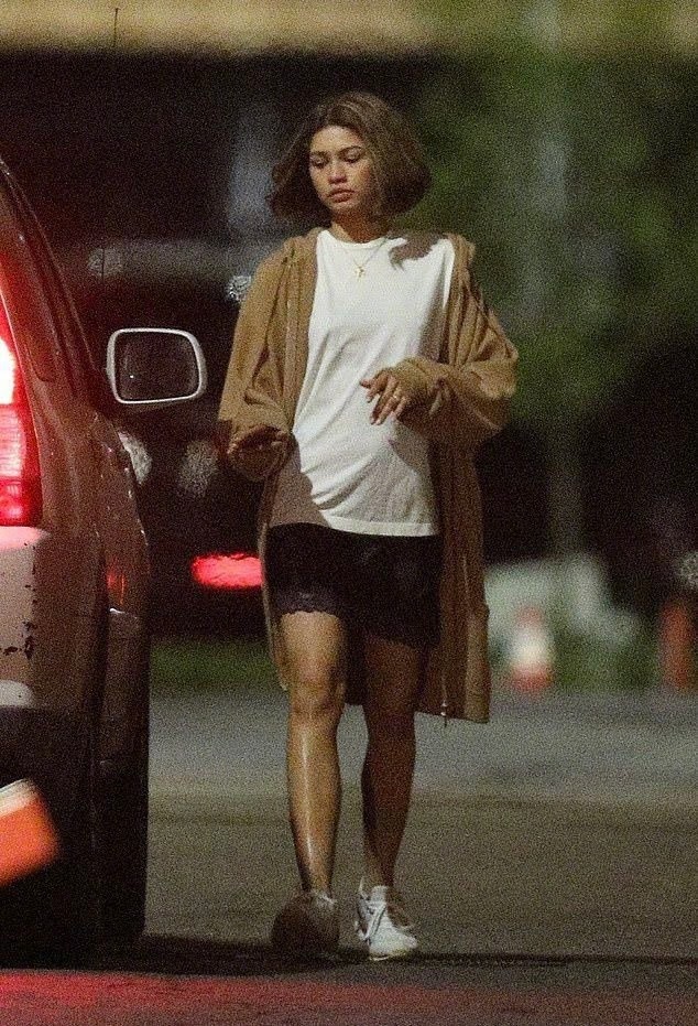 亢奋女星赞达亚拍夜戏超敬业白t黑短裤超迷人新片饰演女教练