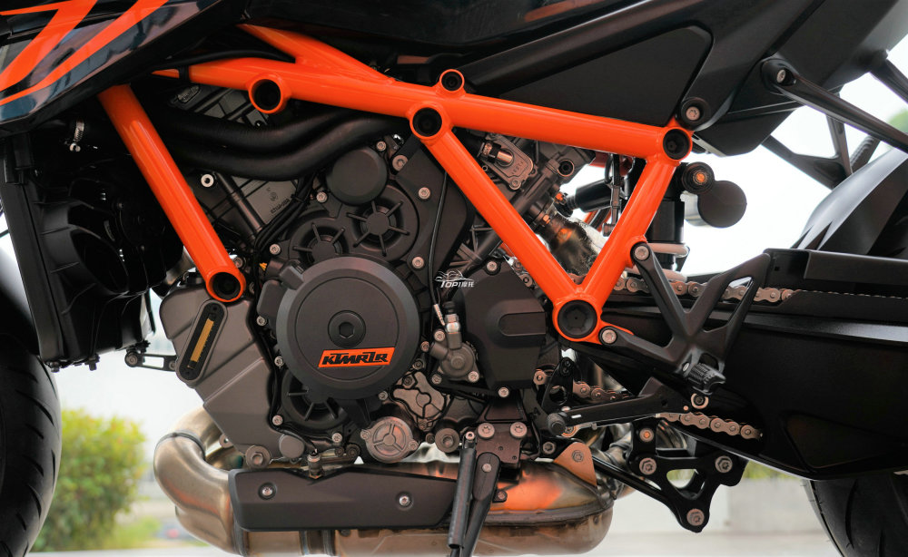 ktm 1290 sdr搭载一台,1301cc排量的lc8 v双缸水冷发动机,可提供180匹