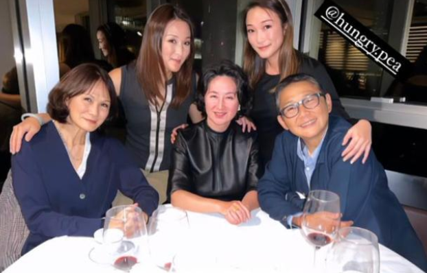 何超琼出席活动心情大好喝到满脸通红同居女闺蜜俞琤陪在旁边