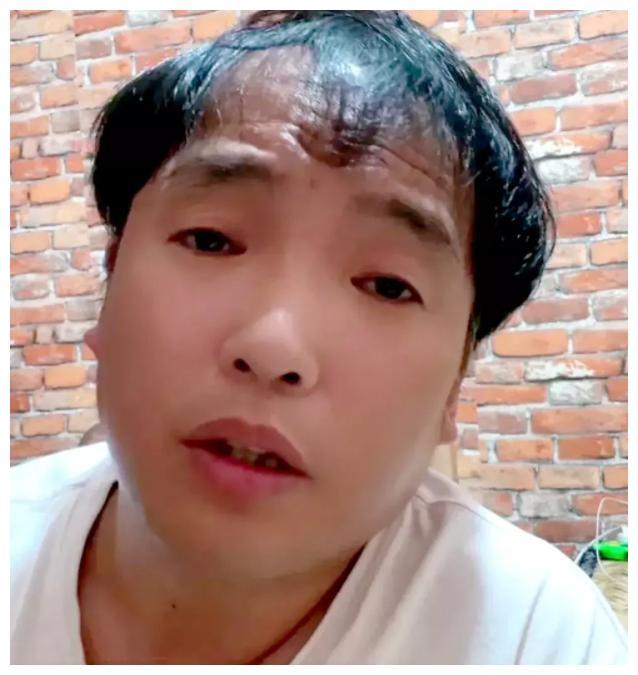 赵本山徒弟霍云龙直播哭穷,要养活八口人,每月要还八千多的房贷