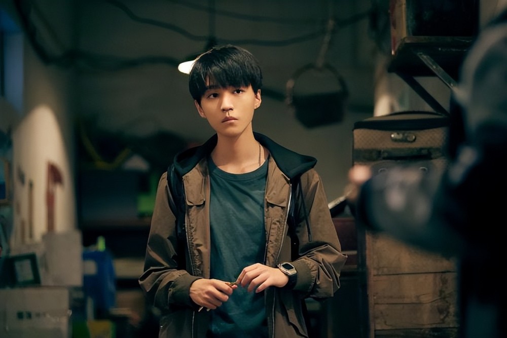 所以这部以侦破案情为主题的电视剧一经热播,网友对于王俊凯的演技又