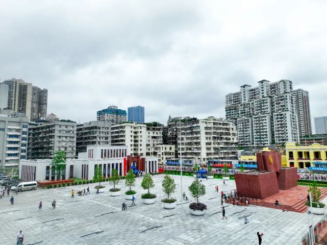 一批批青少年来到东园文化广场缅怀今年5月12日,团一大纪念馆也建成
