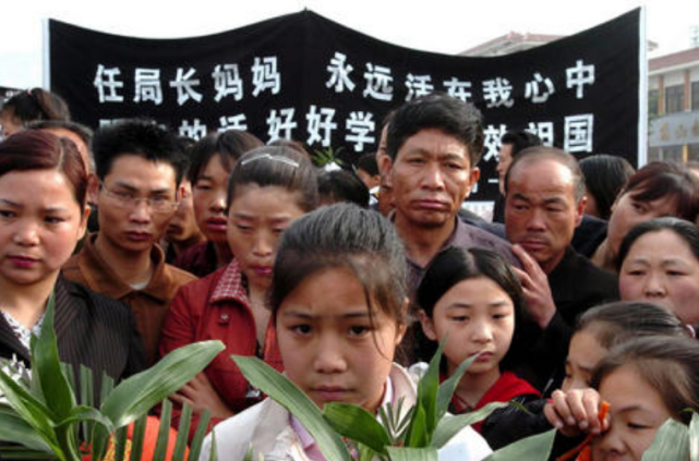 一番詢問才知道,女孩名叫馮春雨,早在8歲時母親就因心臟病不幸離世,小