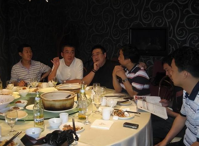 陪领导参加饭局只要懂座次会选酒哪怕不会喝酒也受重用