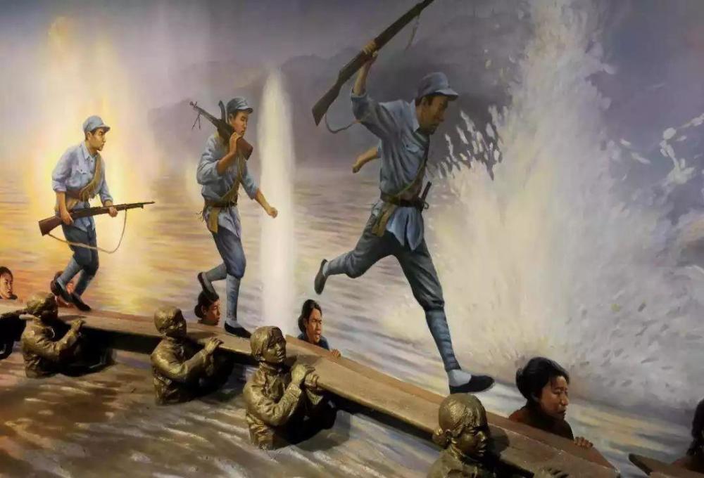 她们抬着门板,齐刷刷地在河里奇迹般地搭起了一座人桥.