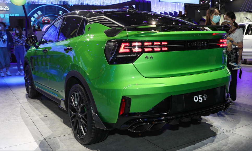 绿到飞起的车漆领克05标配大尾翼合法跑车你爱吗