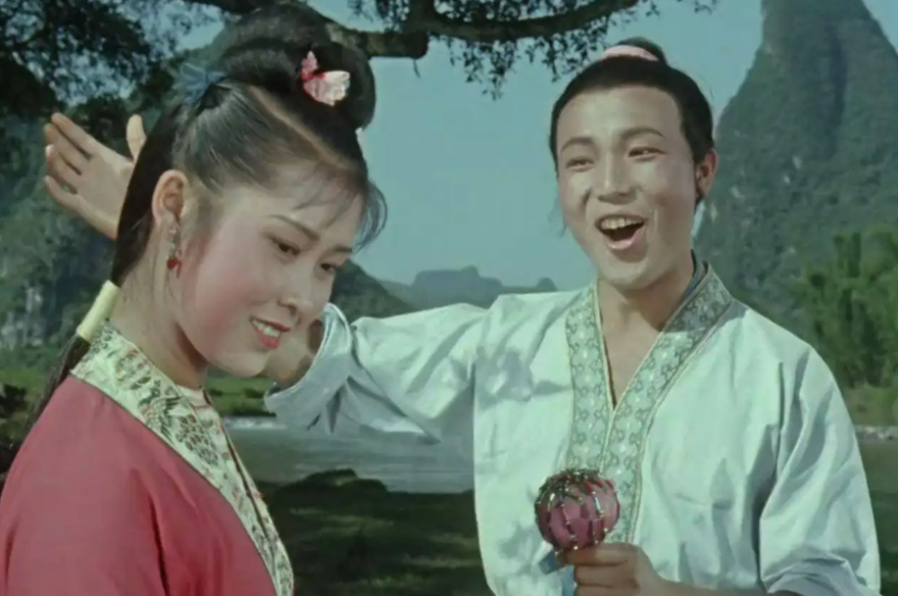 今天我就看了一部经典老电影,1961年上映的《刘三姐.